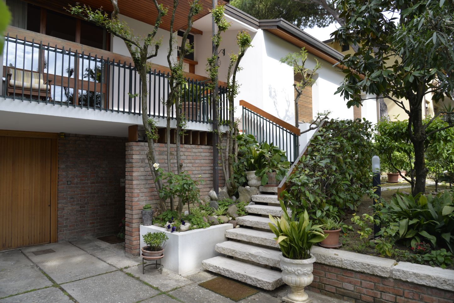 facciata con giardino 1