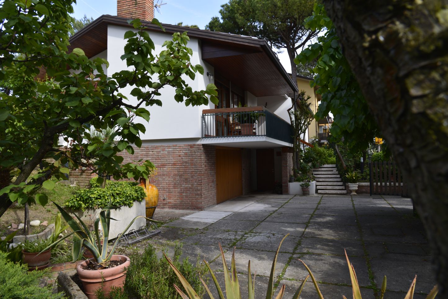 facciata con giardino 2