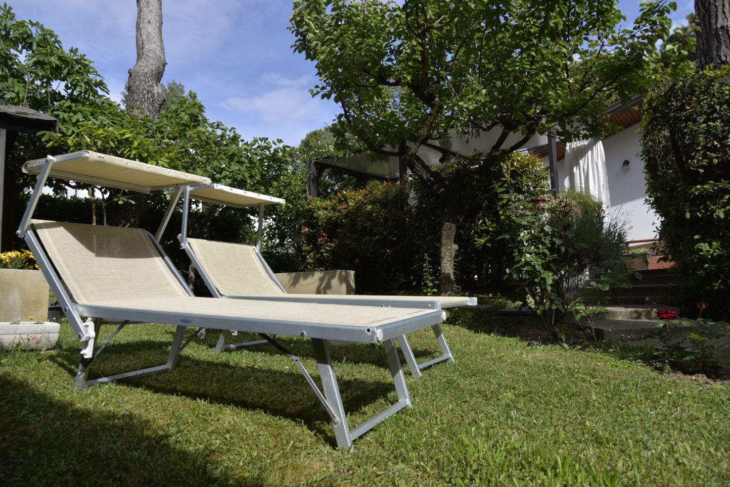 giardino con brandine