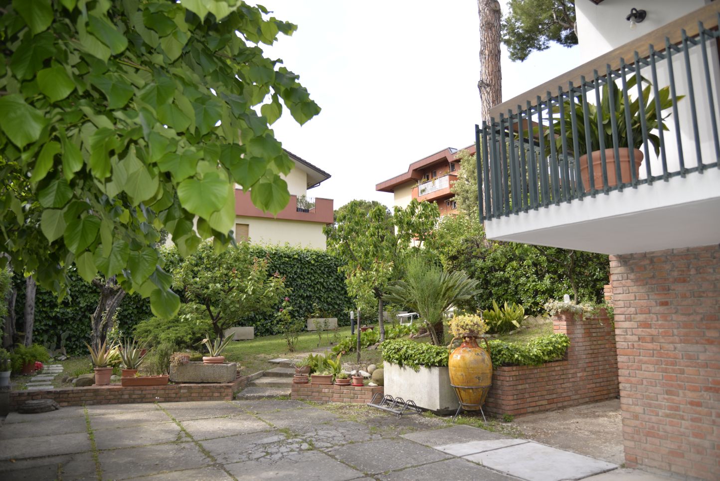 giardino con scaletta